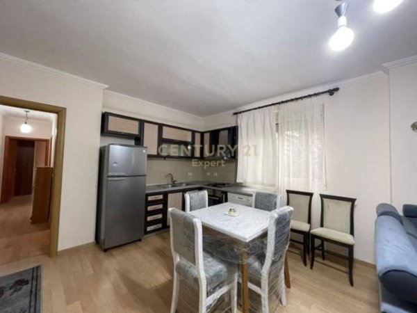 Tirane, jepet me qera apartament 90 m² 550 Euro (liqeni)