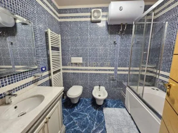 Tirane, jepet me qera apartament 3+1 300 m² 1.700 Euro (faik konica)