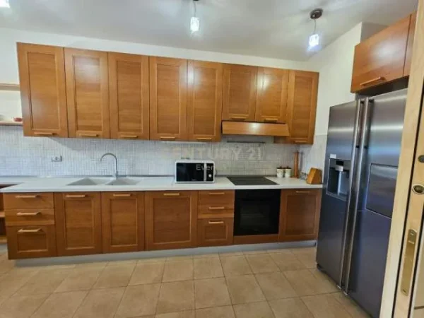 Tirane, jepet me qera apartament 3+1 300 m² 1.700 Euro (faik konica)