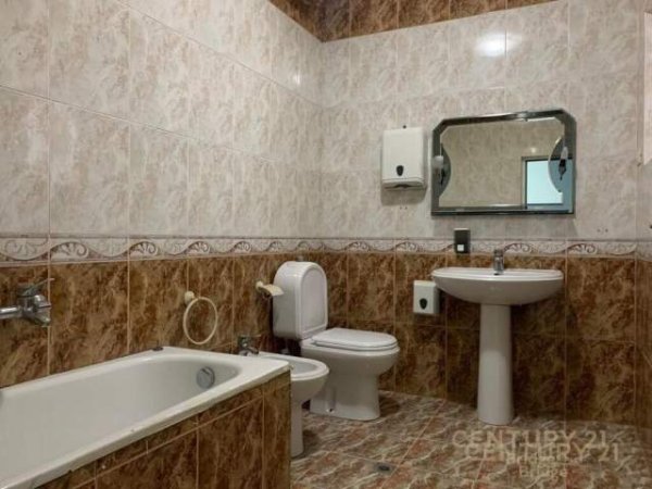 Tirane, jepet me qera ambjent biznesi Kati 3, 117 m² 900 Euro (Ish Blloku)