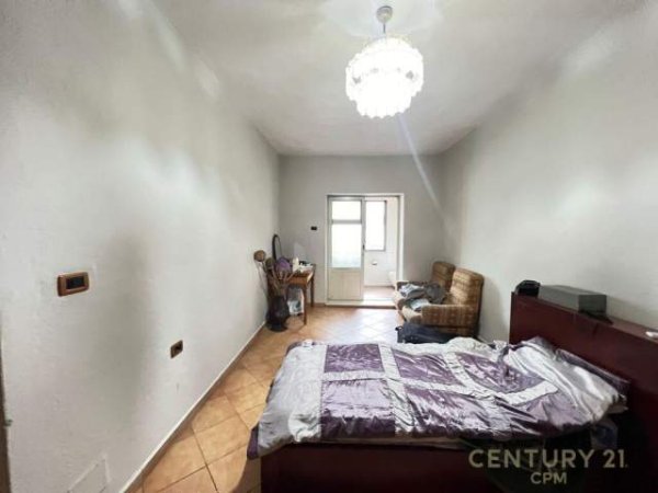 Tirane, jepet me qera apartament 2+1 Kati 1, 120 m² 500 Euro (Qender)