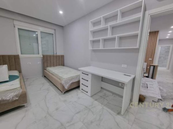 Tirane, jepet me qera apartament 100 m² 900 Euro (liqeni)