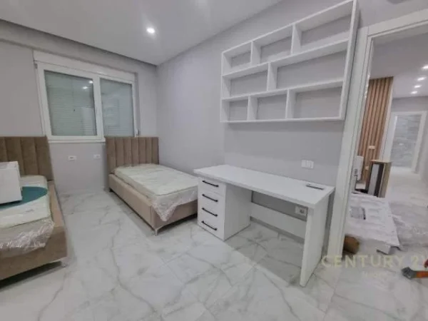 Tirane, jepet me qera apartament 100 m² 900 Euro (liqeni)