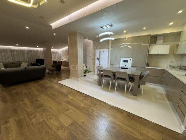 Tirane, jepet me qera Penthouse 3+1 Kati 9, 300 m² 850 Euro (Fresk)