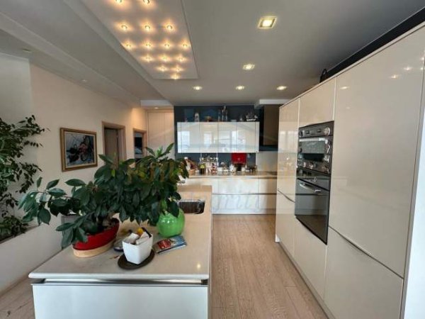Tirane, jepet me qera apartament 2+1+A+BLK Kati 11, 130 m² 1.300 Euro (BULEVARDI ZOGU I)