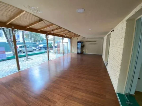 Tirane, jepet me qera lokal 150 m² 1.050 Euro (Prane stadiumit Dinamo)