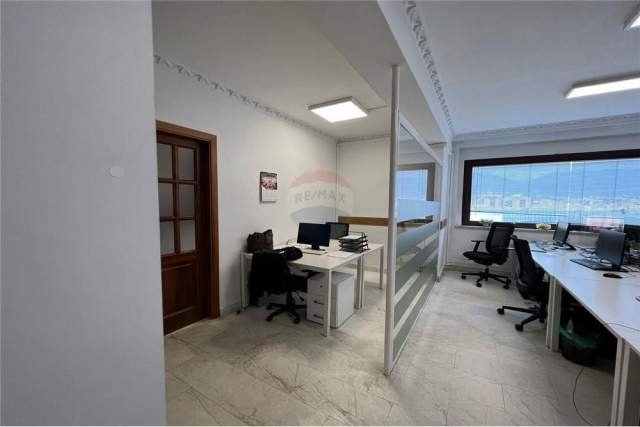 Tirane, jepet me qera ambjent biznesi Kati 0, 182 m² 2.000 Euro (Qender)