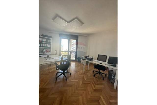 Tirane, jepet me qera ambjent biznesi Kati 0, 182 m² 2.000 Euro (Qender)