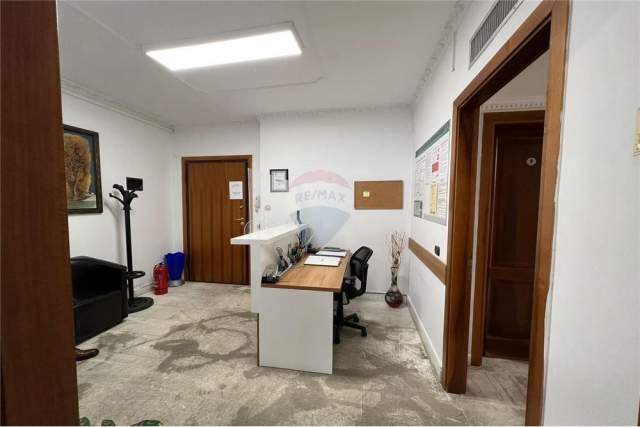 Tirane, jepet me qera ambjent biznesi Kati 0, 182 m² 2.000 Euro (Qender)