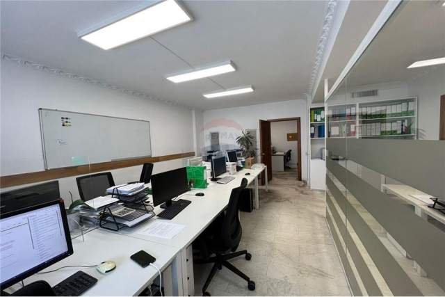 Tirane, jepet me qera ambjent biznesi Kati 0, 182 m² 2.000 Euro (Qender)