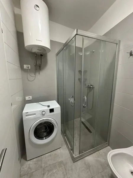 Tirane, jepet me qera apartament 1+1 Kati 4, 64 m² 480 Euro (Frosina Plaku, Kompleksi Kontakt/Magnet)