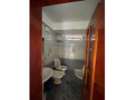 Tirane, jepet me qera ambjent biznesi Kati 1, 120 m² 2.000 Euro (21 Dhjetori)