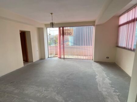 Tirane, jepet me qera ambjent biznesi Kati 1, 120 m² 2.000 Euro (21 Dhjetori)