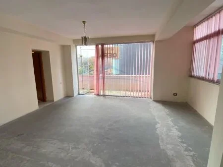 Tirane, jepet me qera ambjent biznesi Kati 1, 120 m² 2.000 Euro (21 Dhjetori)