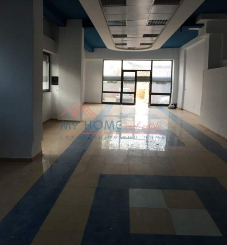 Tirane, jepet me qera dyqan Kati 0, 137 m² 690 Euro (prane shkolles 4 Deshmoret)