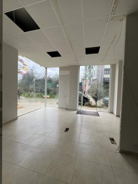 Tirane, jepet me qera ambjent biznesi Kati 1, 120 m² 1.000 Euro (Kompleksi Kontakt)