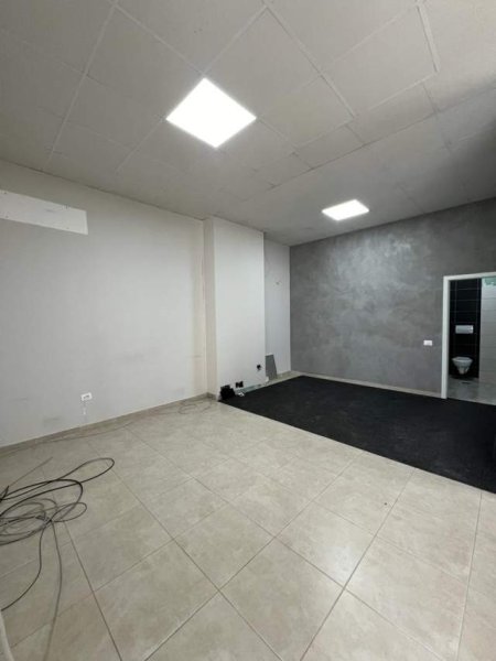 Tirane, jepet me qera ambjent biznesi Kati 1, 120 m² 1.000 Euro (Kompleksi Kontakt)