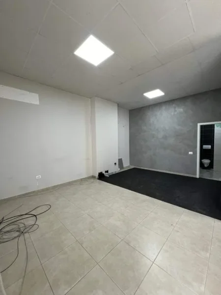 Tirane, jepet me qera ambjent biznesi Kati 1, 120 m² 1.000 Euro (Kompleksi Kontakt)