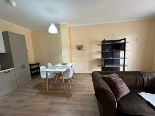 Tirane, jepet me qera apartament 100 m² 700 Euro
