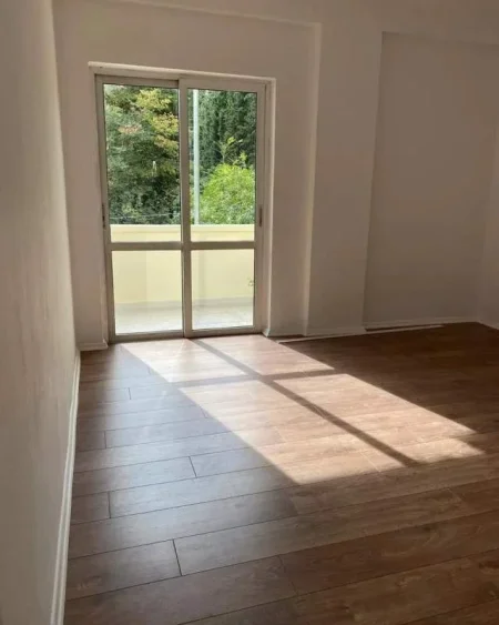 Tirane, jepet me qera zyre Kati 2, 100 m² 700 Euro (Ambasada Amerikane)