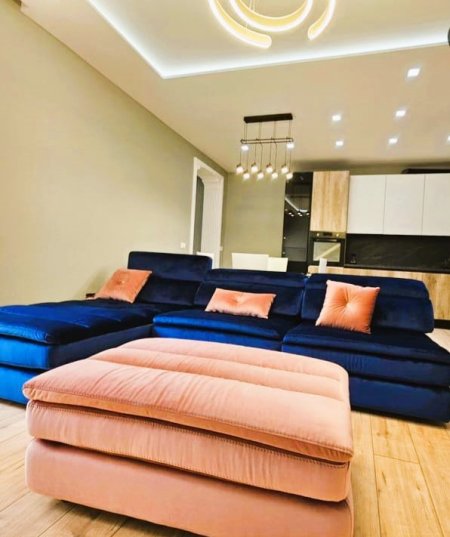 Tirane, shitet apartament 2+1 102 m²