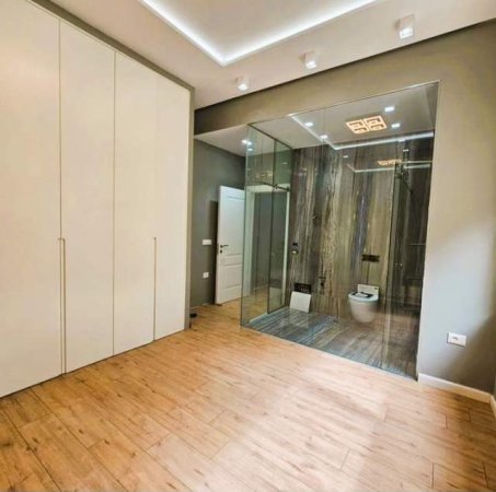 Tirane, shitet apartament 2+1 102 m²