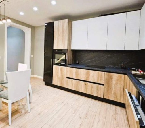 Tirane, shitet apartament 2+1 102 m²
