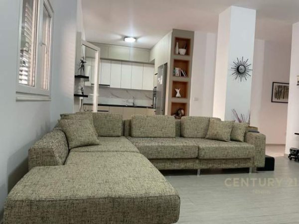 Tirane, jepet me qera apartament 2+1+BLK Kati 4, 95 m² 650 Euro (Liqeni i Thate, prane Radisson Hotel)