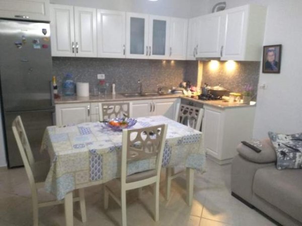 Tirane, jepet me qera apartament 2+1+BLK Kati 2, 90 m² 450  (Rr. Siri Kodra)