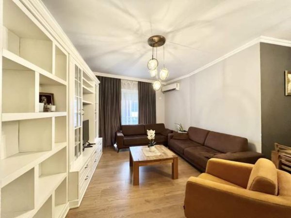 Tirane, shitet apartament 119 m²
