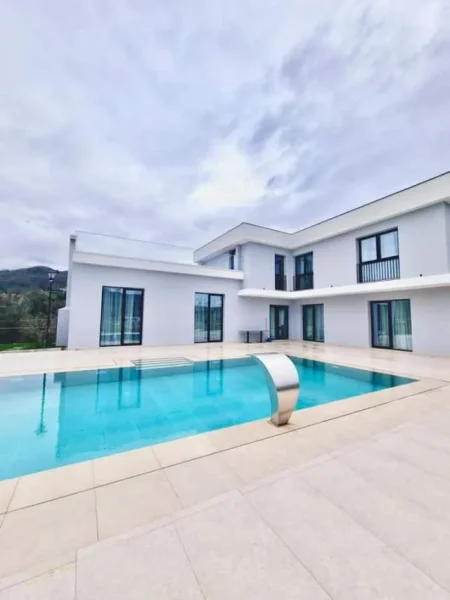 Tirane, shitet Vile 440 m²  (PEZE)