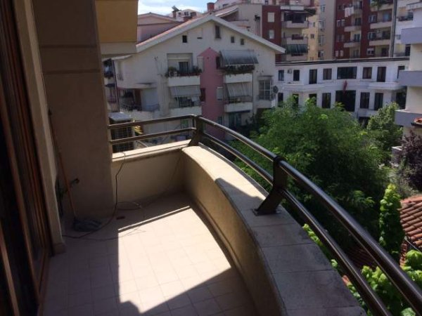 Tirane, jepet me qera apartament 2+1+BLK Kati 5, 98 m² 550 Euro (Prane Komune Parisit)