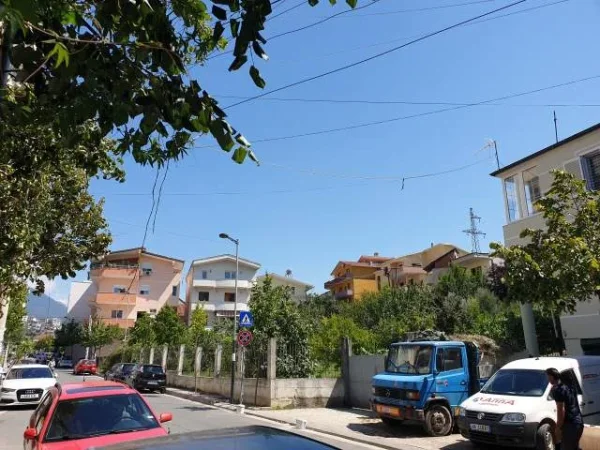 Tirane: Shitet Truall për ndertim siperfaqe 250m², Cmimi 350 euro €/m², në zonën e Vilave Gjermane / mbi fushat e Qytetit Studenti, Rruga .Gramoz Pashko, mbi Fak. Ekonomik / isht-Terminali Elbasanit,1.5 km / 15-min këmb Ura/Unaza rr. Elbasanit, Tirane