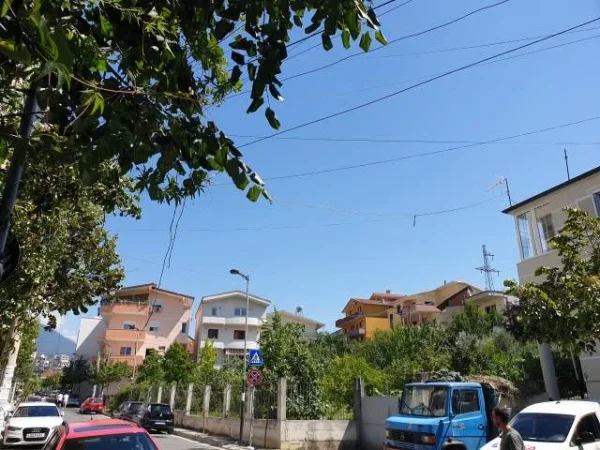 Tirane: Shitet Truall për ndertim siperfaqe 250m², Cmimi 350 euro €/m², në zonën e Vilave Gjermane / mbi fushat e Qytetit Studenti, Rruga .Gramoz Pashko, mbi Fak. Ekonomik / isht-Terminali Elbasanit,1.5 km / 15-min këmb Ura/Unaza rr. Elbasanit, Tirane