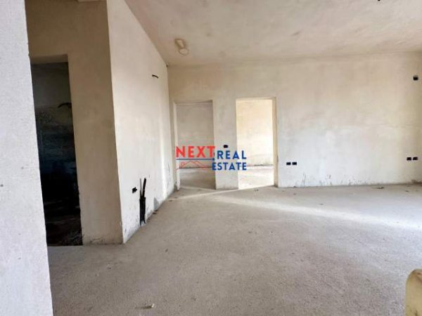 Vlore, shitet shtepi 4+1+A+BLK Kati 0, 384 m² 175.000 Euro (Ne periferi te Vlores)