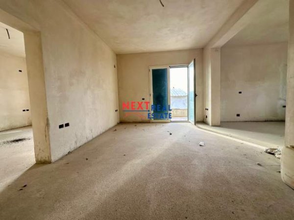 Vlore, shitet shtepi 4+1+A+BLK Kati 0, 384 m² 175.000 Euro (Ne periferi te Vlores)