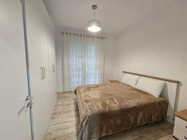 Tirane, jepet me qera apartament 2+1+BLK Kati 1, 105 m² 650 Euro (3 min larg Fakultetit Ekonomik)