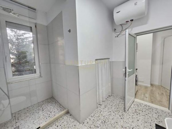 Tirane, jepet me qera apartament 2+1+BLK Kati 1, 105 m² 650 Euro (3 min larg Fakultetit Ekonomik)