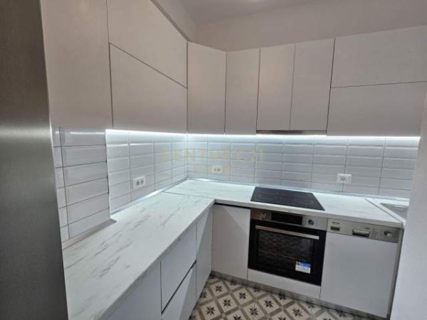 Tirane, jepet me qera apartament 2+1+BLK Kati 1, 105 m² 650 Euro (3 min larg Fakultetit Ekonomik)