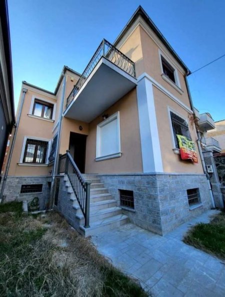 Korce, jepet me qera Vile 2 kateshe 279 m²  (Rruga Ilia Lara)