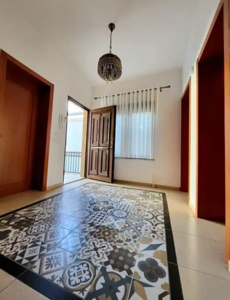 Korce, jepet me qera Vile 2 kateshe 279 m²  (Rruga Ilia Lara)