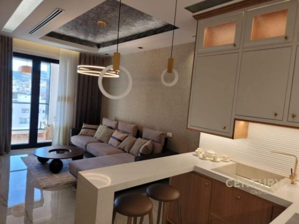 Tirane, jepet me qera apartament 4+1+A+BLK Kati 10, 249 m² 3.000 Euro (Square 21, rruga e Kavajes)