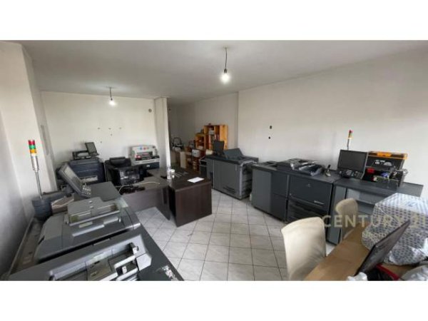 Tirane, jepet me qera ambjent biznesi Kati 1, 97 m² 900 Euro (Liqeni i Thate)