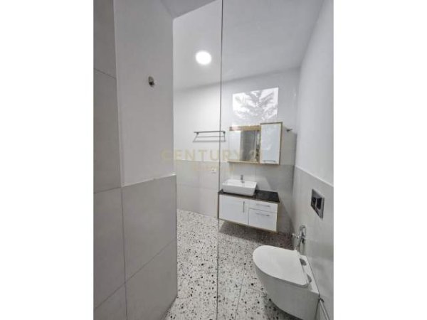 Tirane, jepet me qera apartament 2+1+BLK Kati 1, 105 m² 650 Euro (3 min larg Fakultetit Ekonomik)