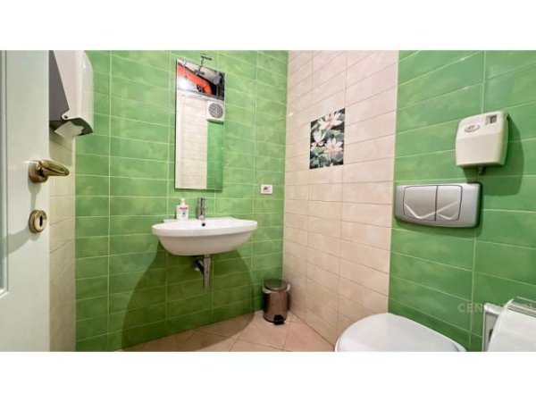 Tirane, jepet me qera ambjent biznesi Kati 7, 70 m² 1.500 Euro (Komuna e Parisit)