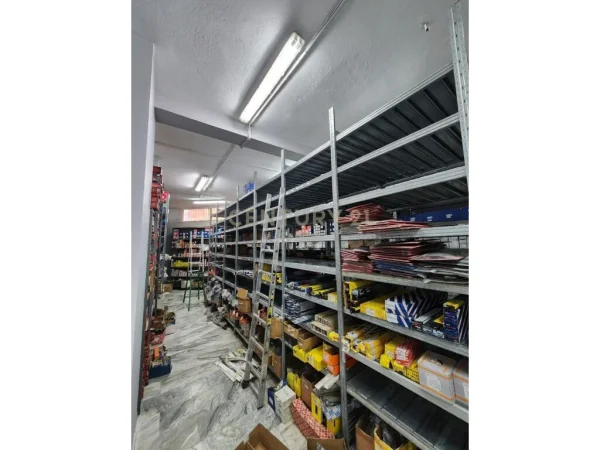 Shitet Ambjent biznesi në vije te pare ne rrugen Dritan Hoxha, Laprakë