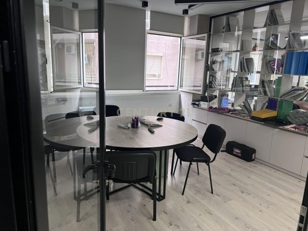 Tirane, shes ambjent biznesi 118 m² 380.000 Euro (Ish Blloku)