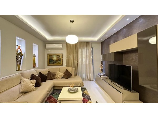 Tirane, jap me qera apartament 2+1+2+ Post Parkimi+BLK 118 m² 1.000 Euro (Liqeni i Thatë)