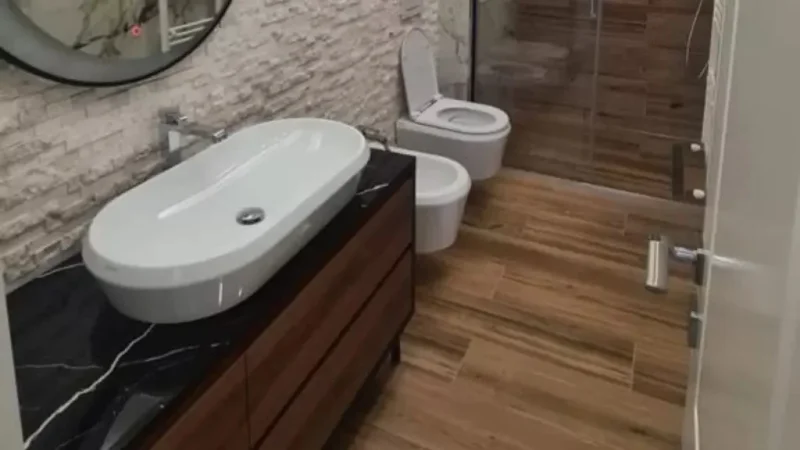 Jepet me Qera Apartament 2+2wc+bllk me pamje nga Liqeni i Thate