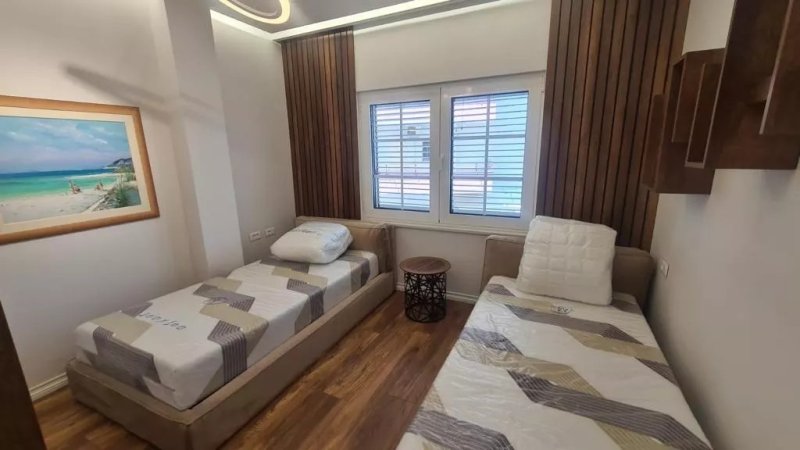 Jepet me Qera Apartament 2+2wc+bllk me pamje nga Liqeni i Thate